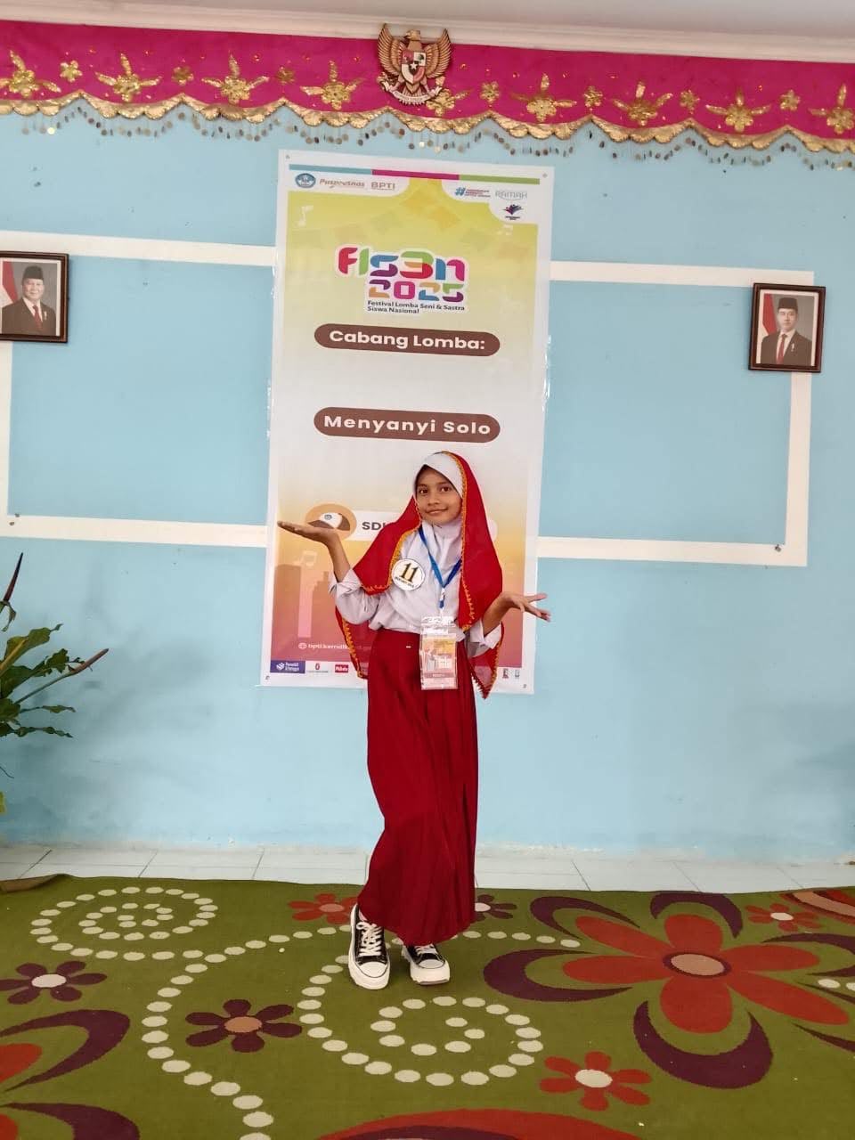 Palu – Prestasi membanggakan kembali diraih oleh peserta didik Salwa Abdullah dari SD Alkhairaat 1 Palu. Dalam ajang Festival Lomba Seni dan Sastra Siswa Nasional (FLS3N), Ananda Salwa Abdullah berhasil meraih Juara 1 pada kategori Menyanyi Solo. Keberhasilan ini merupakan hasil dari kerja keras, ketekunan berlatih, serta dukungan penuh dari keluarga, guru pembimbing, dan pihak sekolah. Dengan kemampuan vokal yang baik serta penampilan yang memukau, Salwa mampu menunjukkan bakat terbaiknya hingga berhasil meraih posisi tertinggi dalam perlombaan tersebut. Kepala sekolah dan seluruh keluarga besar SD Alkhairaat 1 Palu menyampaikan rasa bangga dan apresiasi atas prestasi yang telah diraih. Capaian ini diharapkan dapat menjadi motivasi bagi peserta didik lainnya untuk terus mengembangkan bakat dan kemampuan di berbagai bidang, baik akademik maupun nonakademik. Prestasi yang diraih Ananda Salwa Abdullah menjadi bukti bahwa peserta didik SD Alkhairaat 1 Palu mampu bersaing dan berprestasi dalam ajang bergengsi. Semoga keberhasilan ini menjadi langkah awal untuk meraih prestasi yang lebih tinggi pada tingkat berikutnya serta mengharumkan nama sekolah di berbagai kompetisi. Selamat kepada Ananda Salwa Abdullah atas prestasi yang membanggakan ini. 🌟🎉🎤🏆 https://www.facebook.com/share/v/1Cp3A7GtkA/?mibextid=wwXIfr